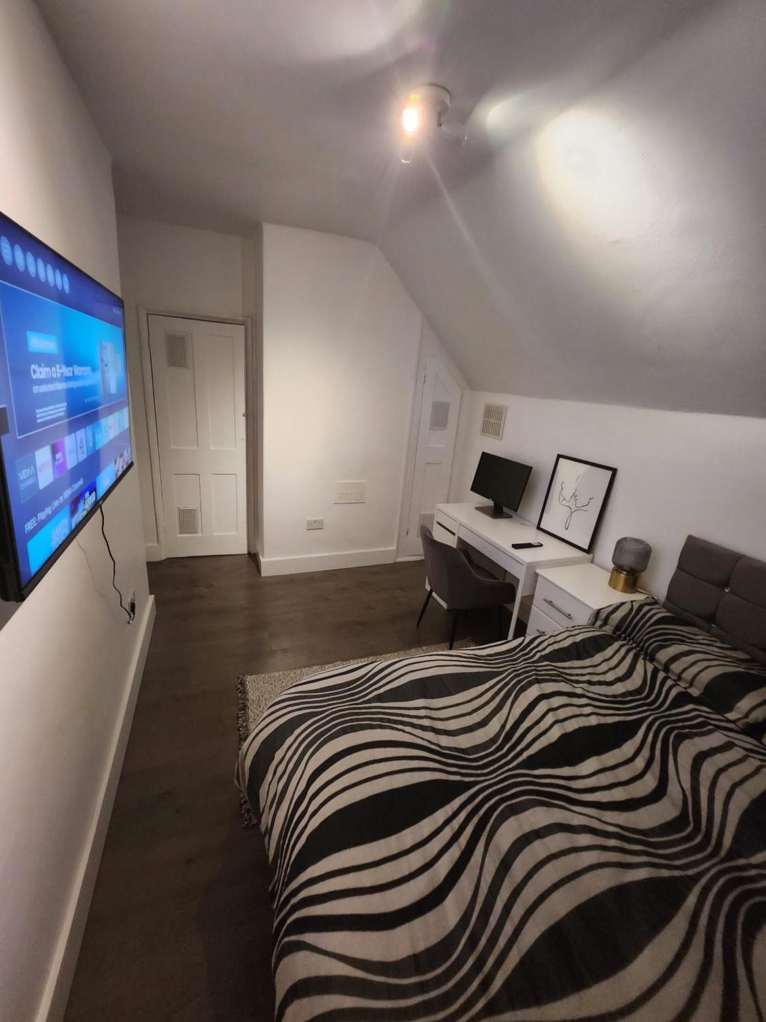 Апартаменты Flat With Work Station, Monitor, Smart Tv & Netflix Лондон Экстерьер фото