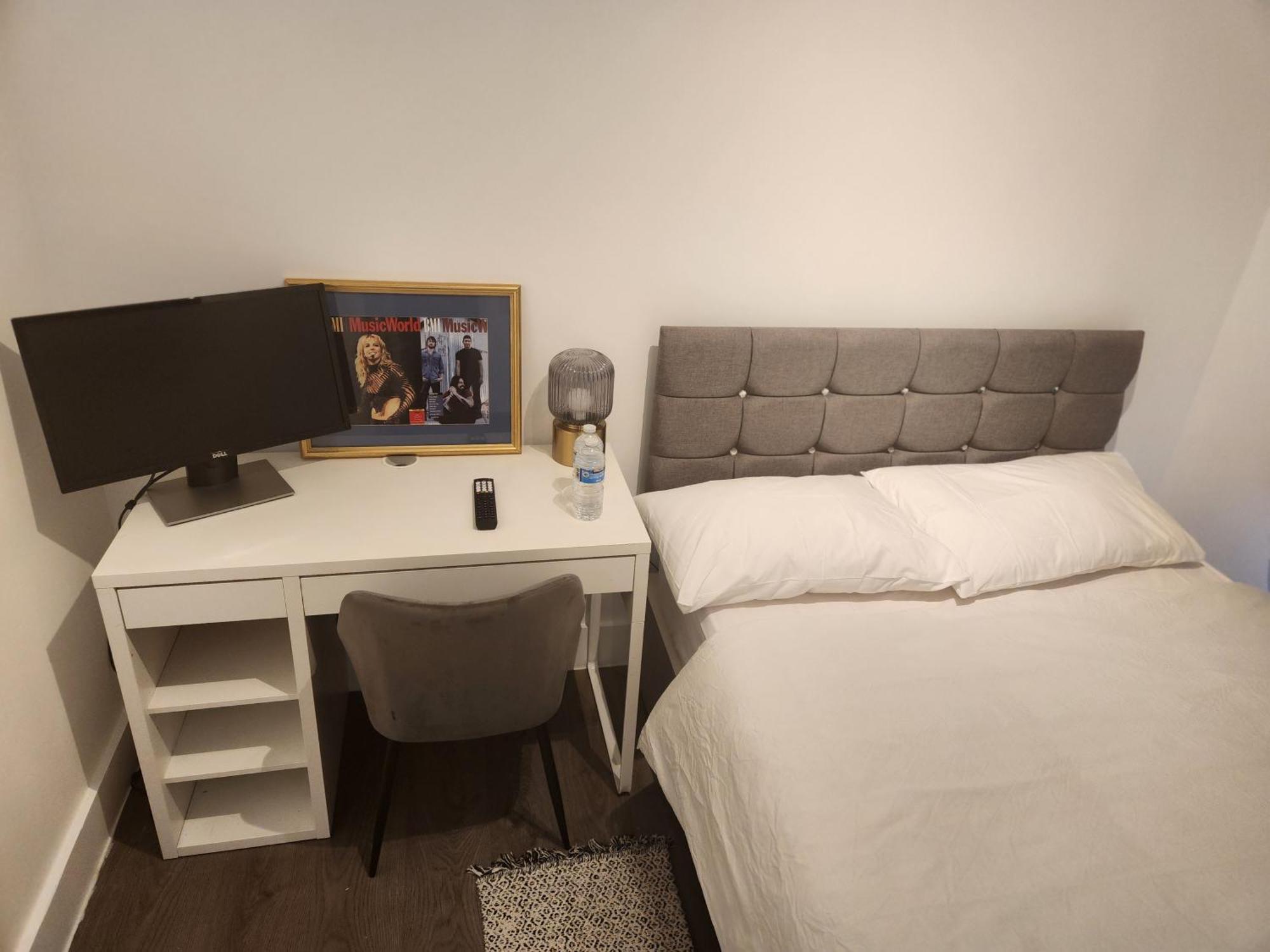Апартаменты Flat With Work Station, Monitor, Smart Tv & Netflix Лондон Экстерьер фото