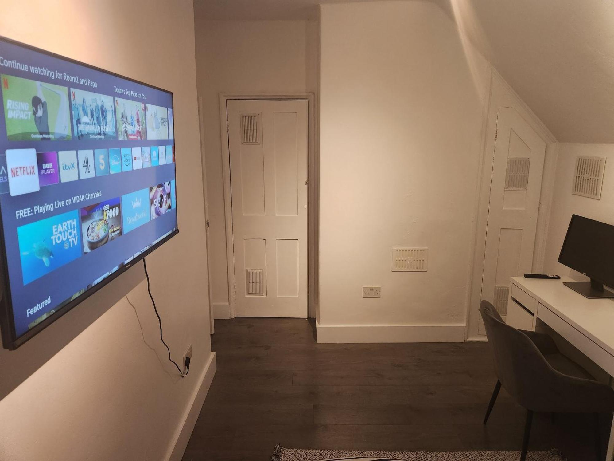 Апартаменты Flat With Work Station, Monitor, Smart Tv & Netflix Лондон Экстерьер фото