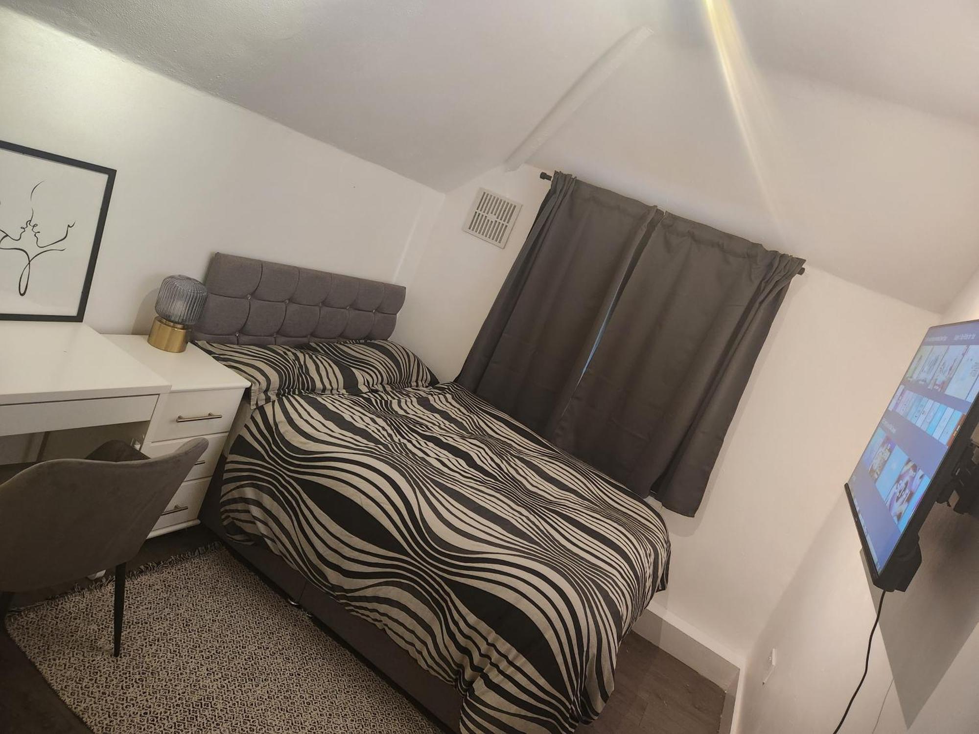 Апартаменты Flat With Work Station, Monitor, Smart Tv & Netflix Лондон Экстерьер фото