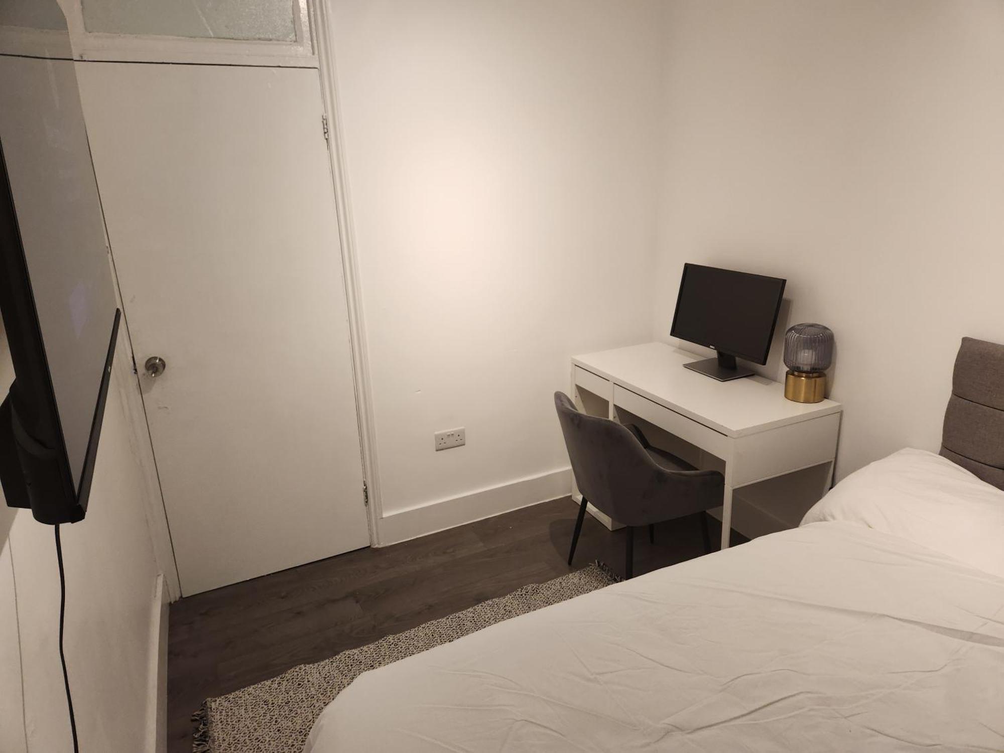 Апартаменты Flat With Work Station, Monitor, Smart Tv & Netflix Лондон Экстерьер фото