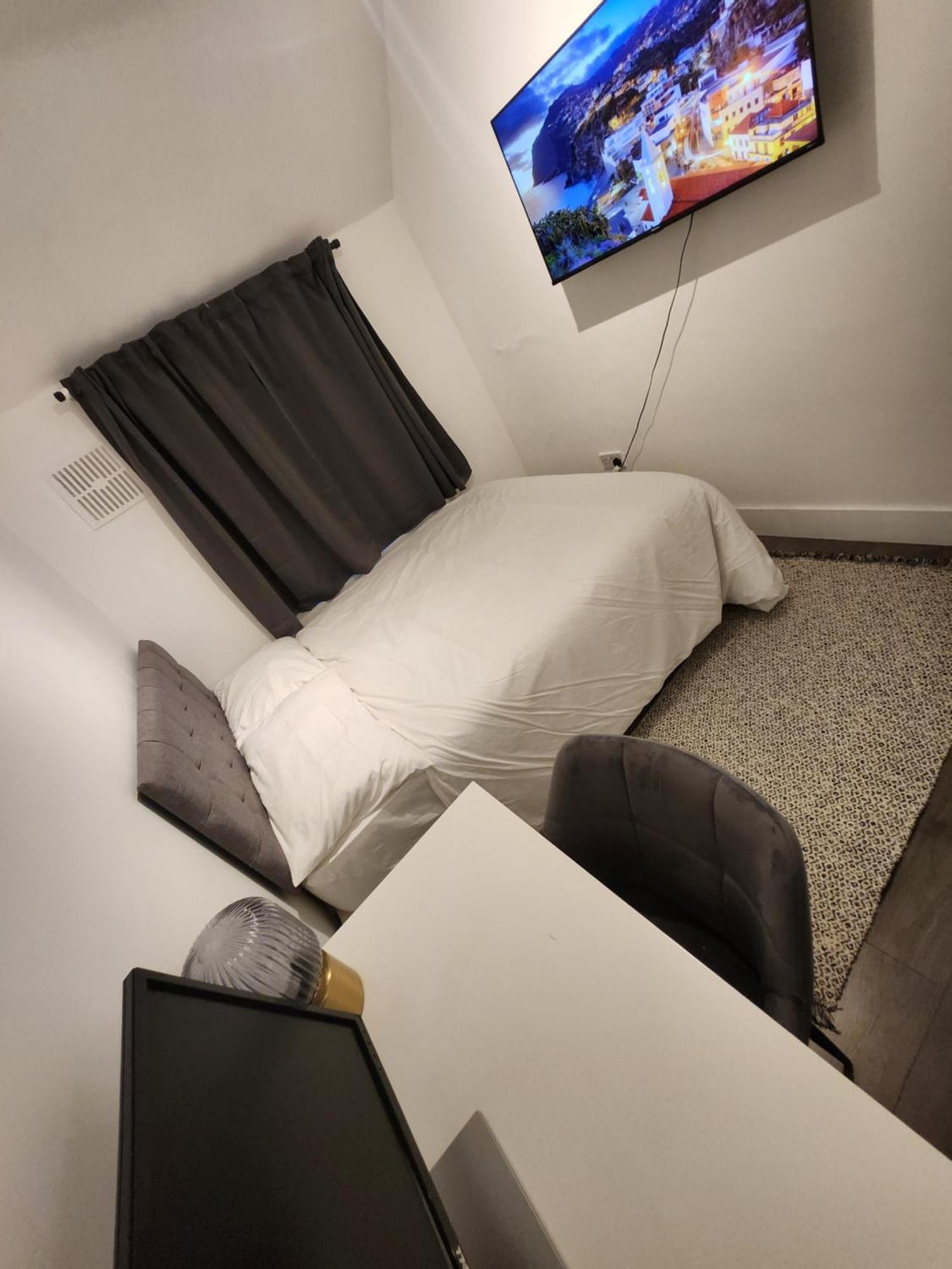 Апартаменты Flat With Work Station, Monitor, Smart Tv & Netflix Лондон Экстерьер фото