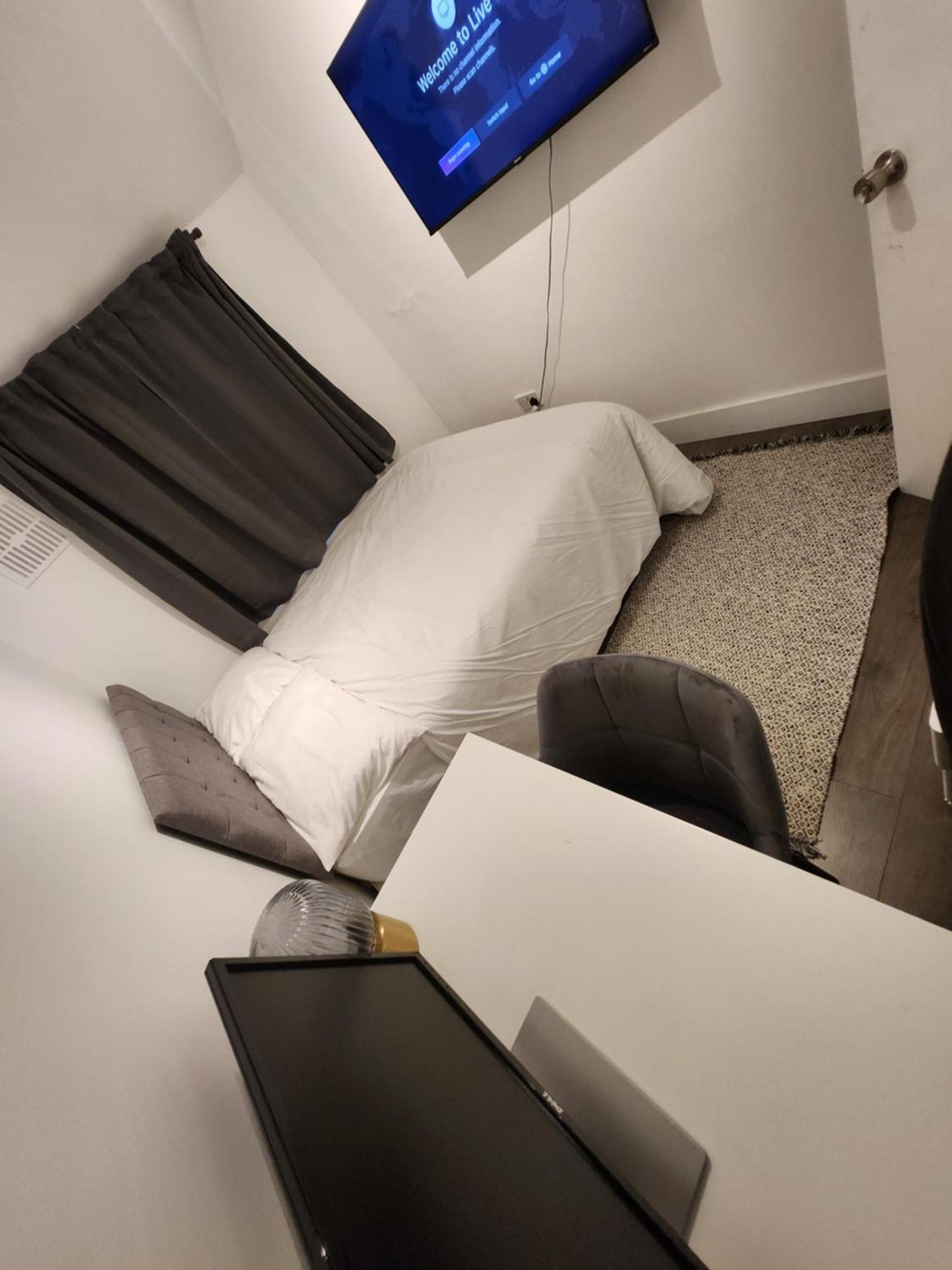 Апартаменты Flat With Work Station, Monitor, Smart Tv & Netflix Лондон Экстерьер фото