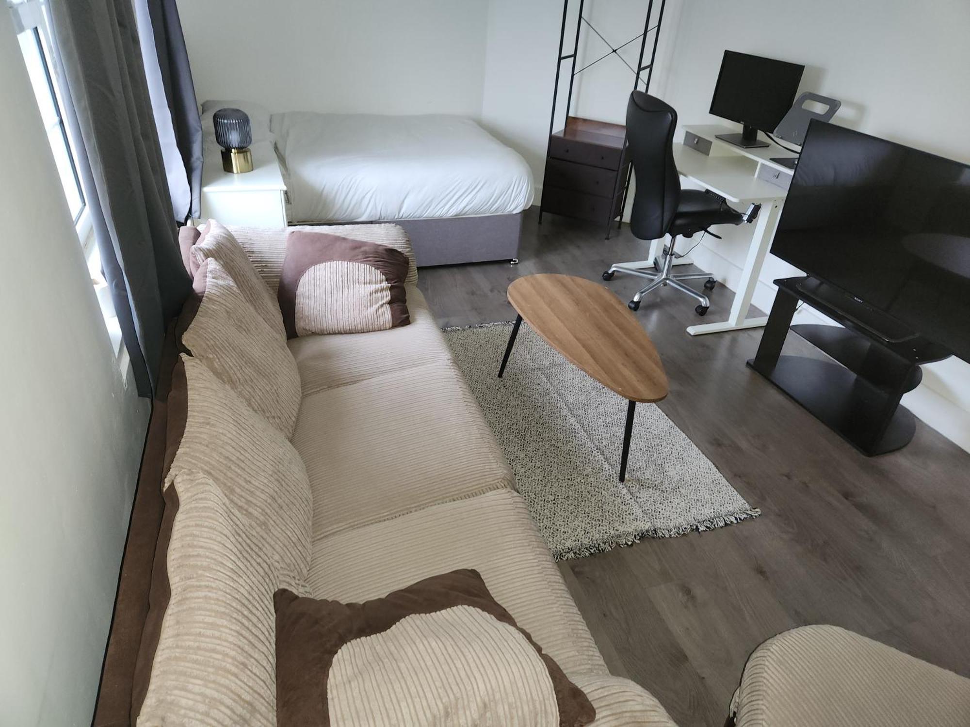 Апартаменты Flat With Work Station, Monitor, Smart Tv & Netflix Лондон Экстерьер фото