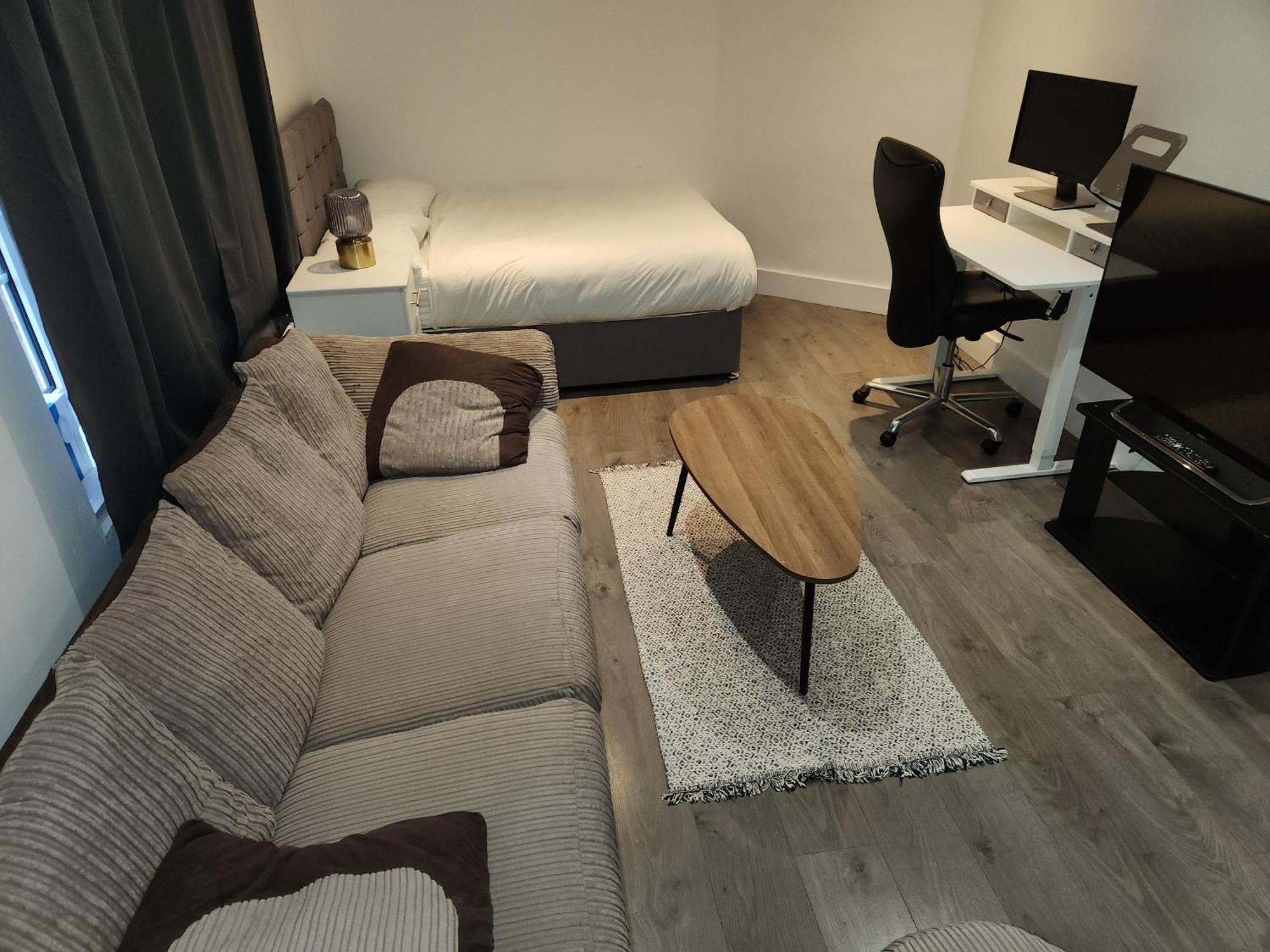 Апартаменты Flat With Work Station, Monitor, Smart Tv & Netflix Лондон Экстерьер фото